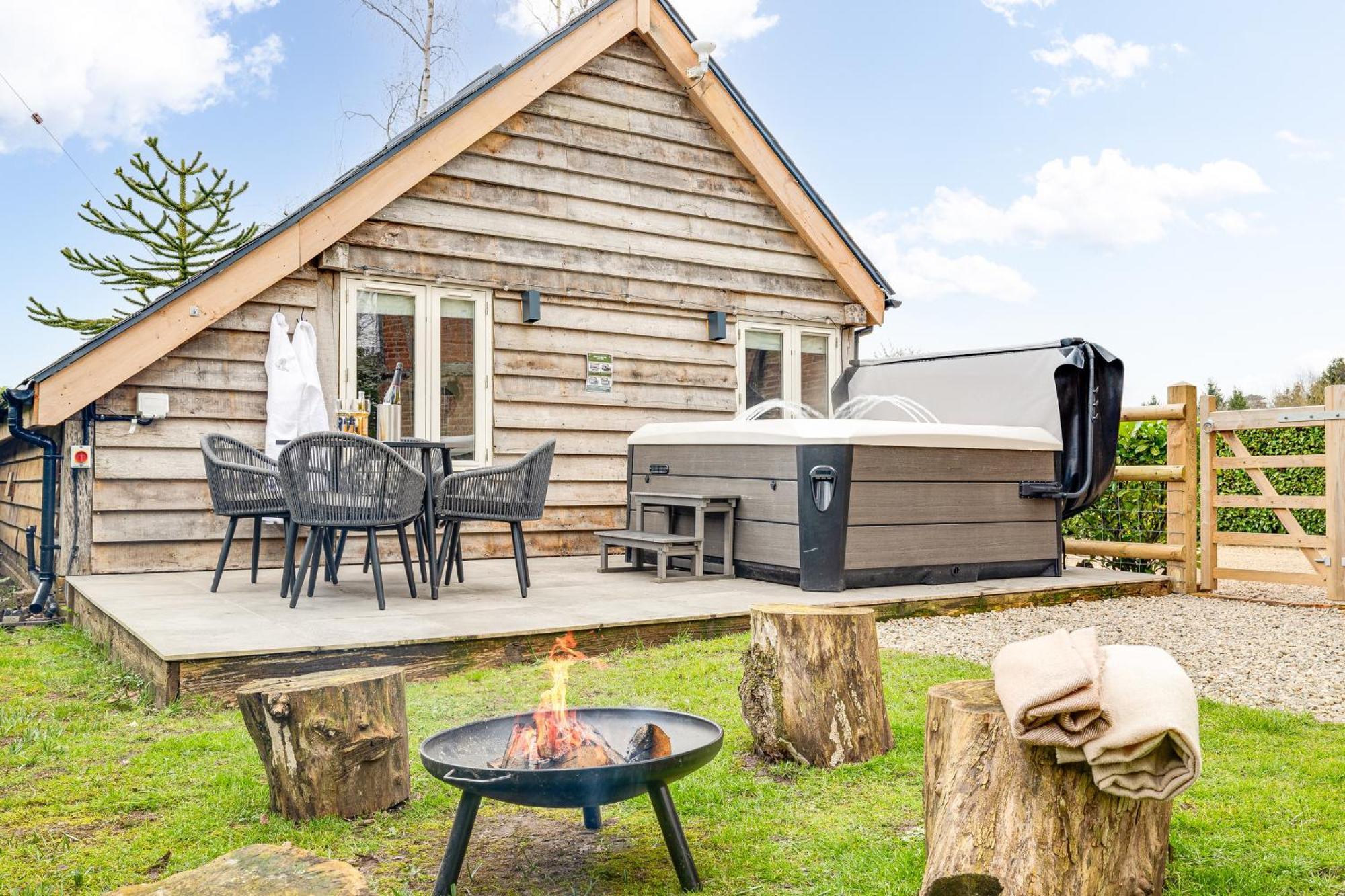 Oak Tree Hideaway Villa Whitchurch  Eksteriør billede