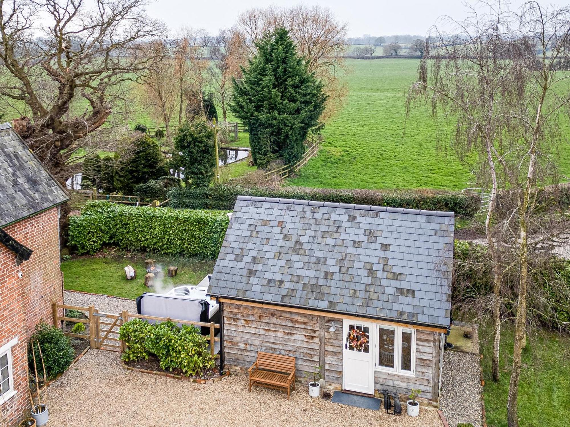 Oak Tree Hideaway Villa Whitchurch  Eksteriør billede