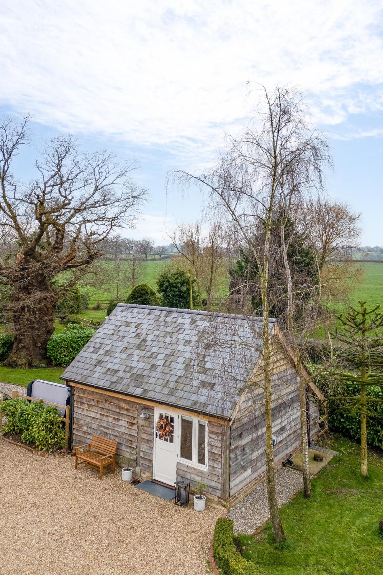 Oak Tree Hideaway Villa Whitchurch  Eksteriør billede