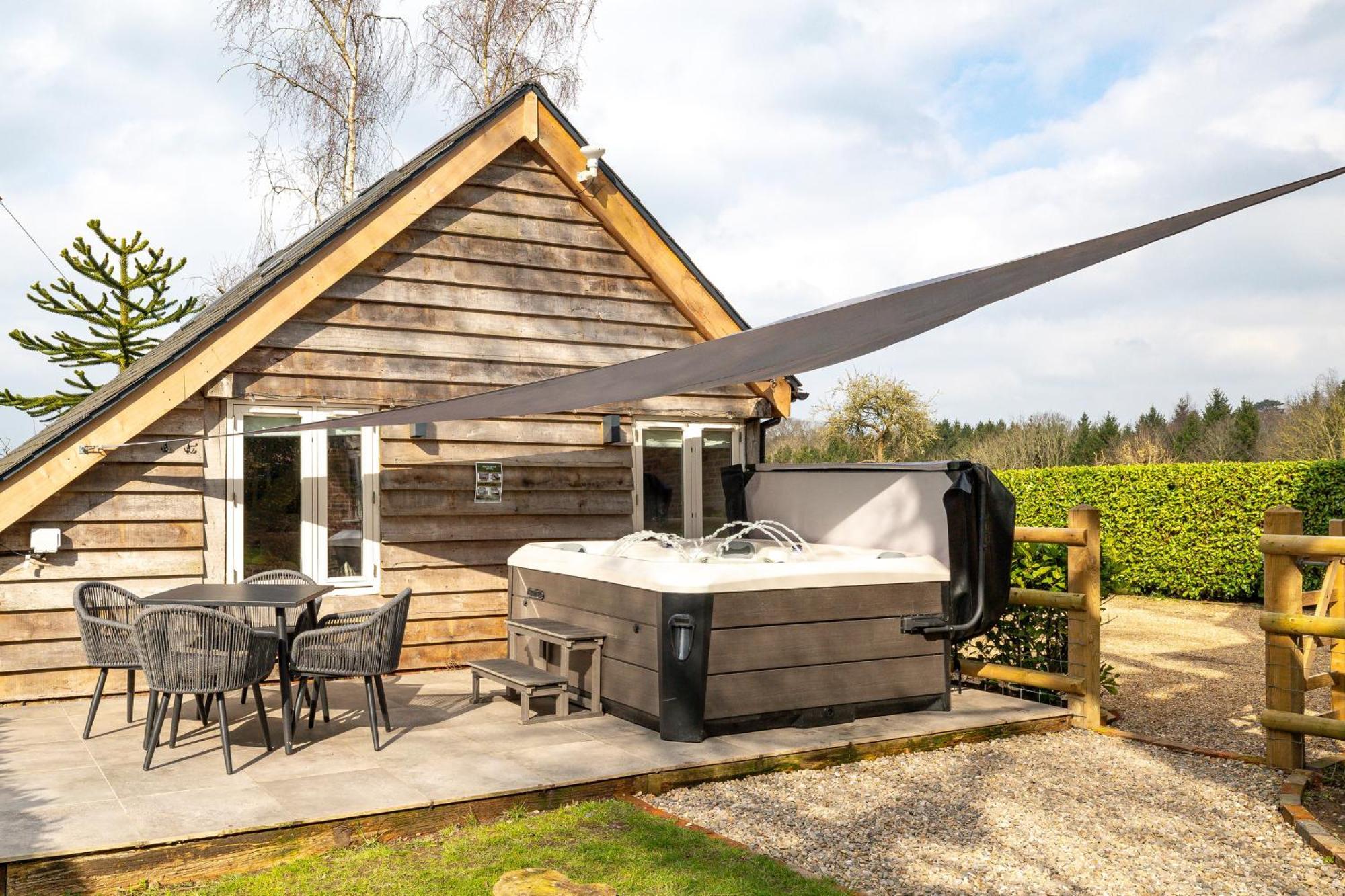 Oak Tree Hideaway Villa Whitchurch  Eksteriør billede